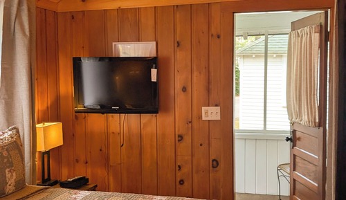 One Bedroom Cabin with Kitchen & Enclosed Porch (Pet Friendly)