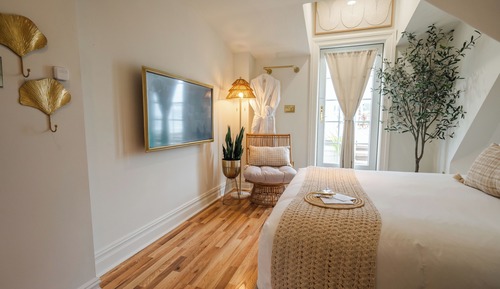 Bungalow (Cozy Queen, 3rd Floor Walk Up)