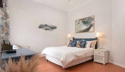 Deluxe Room, 1 Queen Bed, Non Smoking, Pool View