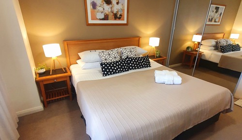 City Studio Suite, 1 King Bed, Pool Access