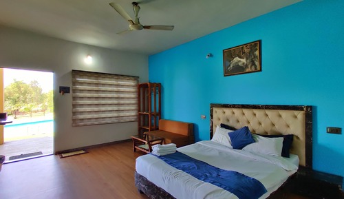 Deluxe Pool View Room