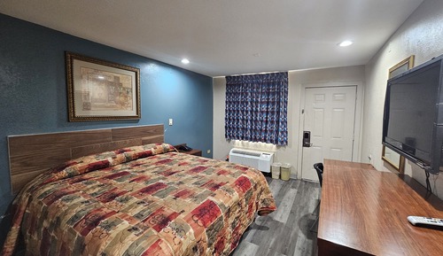 Basic Room, 1 King Bed