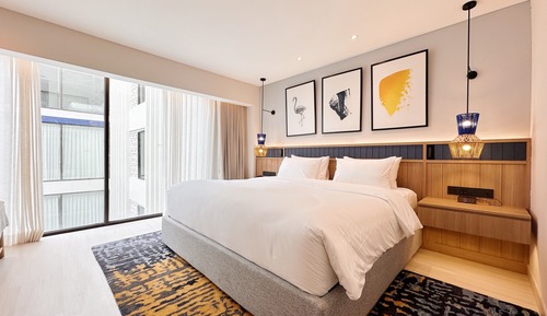 Deluxe Room, 1 King Bed, Pool View