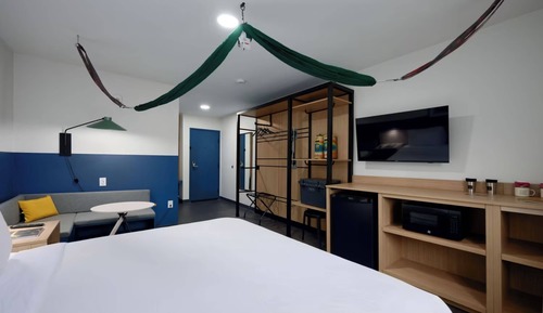 Standard Room, 1 King Bed, City View (King Room)
