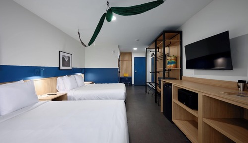Standard Room, 2 Queen Beds, Balcony, Mountain View (Double Queen w/Balcony)