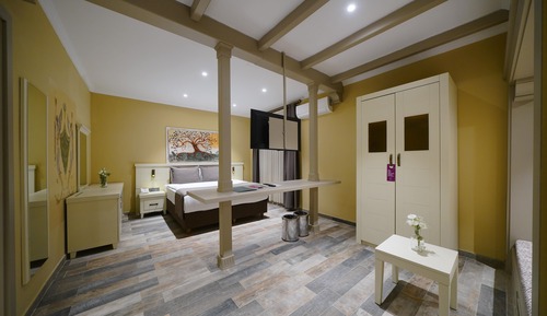 GARDEN WITH JACUZZI ROOM