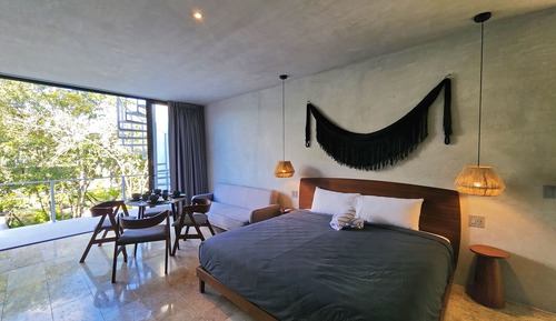 Deluxe Studio, 1 King Bed, Balcony