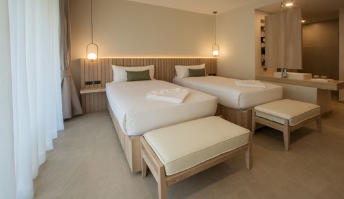 Deluxe Room, Poolside