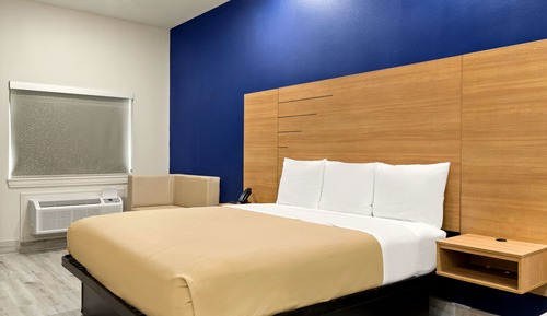 Basic Room, 1 King Bed, Non Smoking