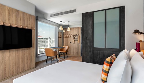 Room, 1 Queen Bed, Non Smoking, City View (Corner)