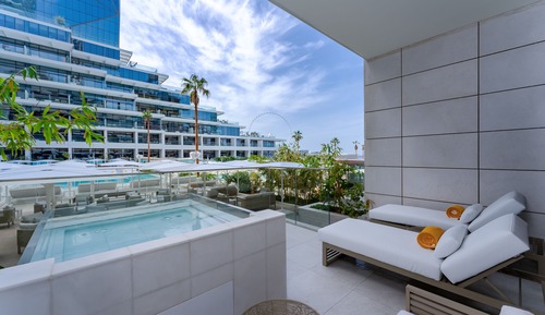 1 BED | Poolside Room w/Pool