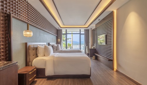 Three-bedroom bungalow with pool view