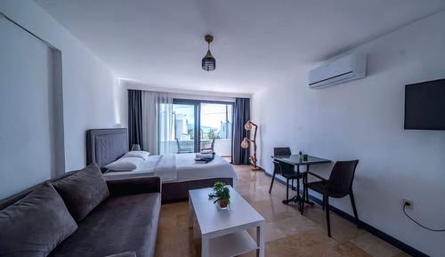 Deluxe Studio