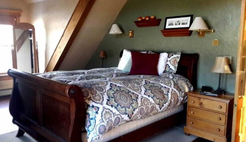 Room with 1 Queen Bed