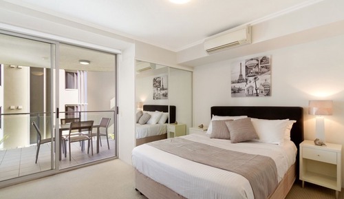 Two-Bedroom Apartment with Balcony and Two Bathrooms