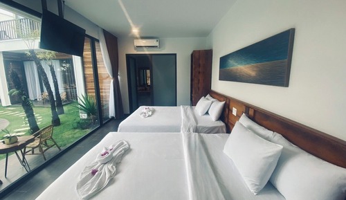 Family Quadruple Room, 2 Queen Beds, Pool View