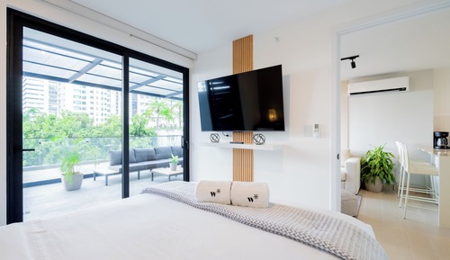 Apartment (08E)