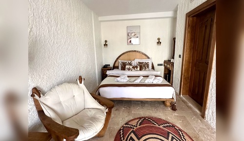 Comfort Room, 1 Queen Bed, Hot Tub, Pool View