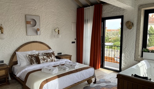 Deluxe Room, 1 Queen Bed, Jetted Tub, Pool View