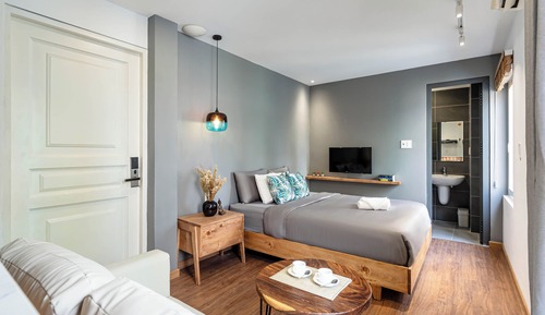 Deluxe Studio, 1 Queen Bed, Balcony