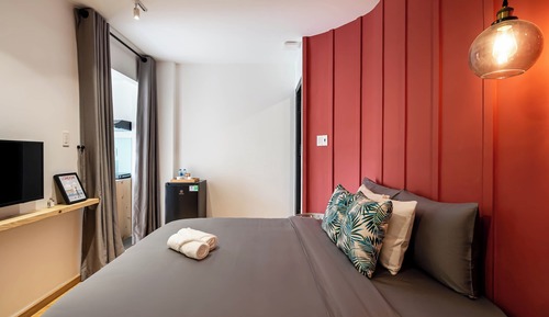 Deluxe Studio, 1 Queen Bed, Balcony, Courtyard View
