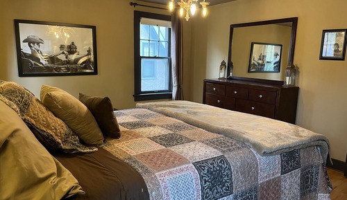 Historic Twin Tudors Inn Southeast Room KP1400SE