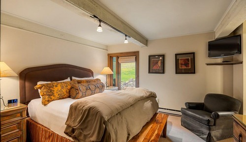 Deluxe Condo, 3 Bedrooms, Patio, Mountain View (101)