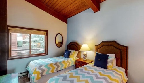 Deluxe Condo, 2 Bedrooms, Balcony, Mountain View (306)