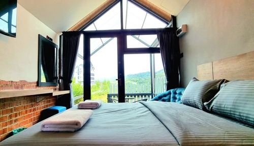 Signature Double Room, 1 Queen Bed, Hill View, Mountainside