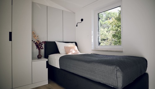 Three-bedroom apartment with balcony and sea view