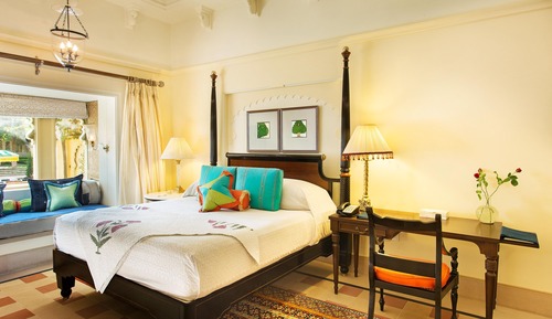 Premier Room, 1 King Bed, Pool View