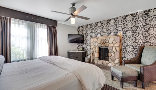 Deluxe Room, 1 King Bed, Fireplace