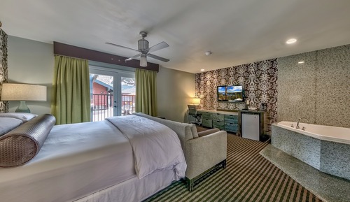 Suite, 1 King Bed, Poolside