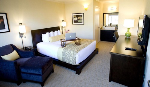 Deluxe Room, 1 Queen Bed, Non Smoking, Refrigerator & Microwave