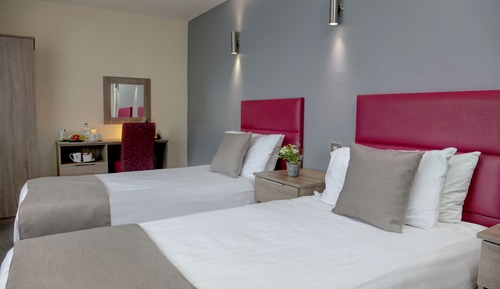 Suite, 3 Twin Beds