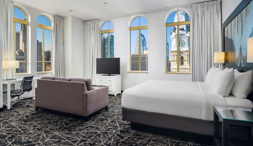 Deluxe Room, 1 King Bed, Refrigerator & Microwave, City View (High Floor)