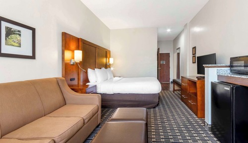 1 QUEEN BED WITH ACCESSIBLE TUB
