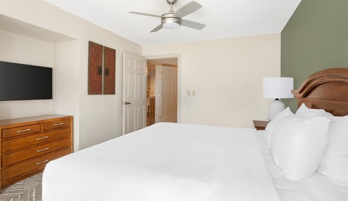 1 Bedroom 1 King Deluxe Suite with Sofabed