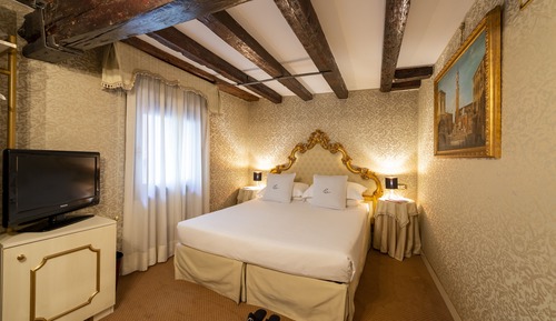 Room (Small Initiale)