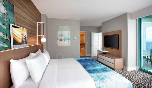 Suite, 1 King Bed, Corner (Corner Suite)