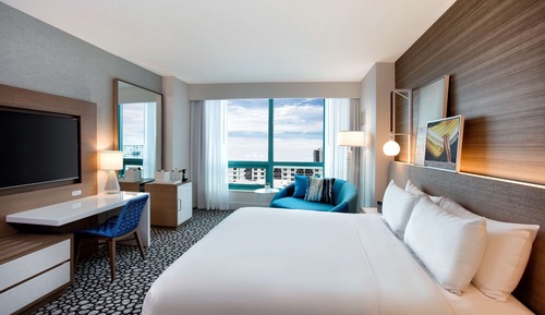 Room, 1 King Bed, Accessible (Mobility & Hearing, Roll-in Shower)