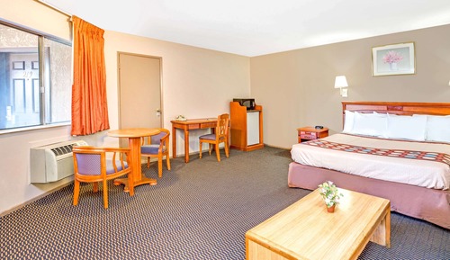 Deluxe Studio Suite, 1 King Bed, Non Smoking