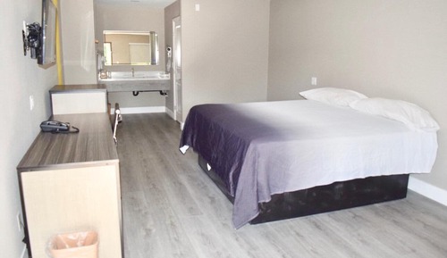 Room, 1 King Bed, Accessible, Non Smoking (Mobility/Hearing)