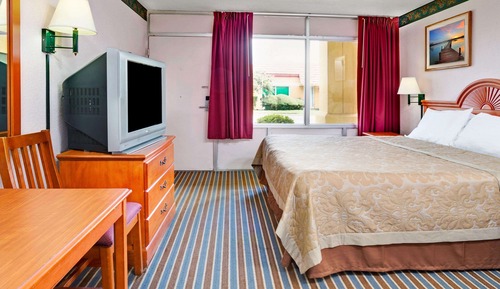 Room, 1 King Bed, Non Smoking, Refrigerator & Microwave