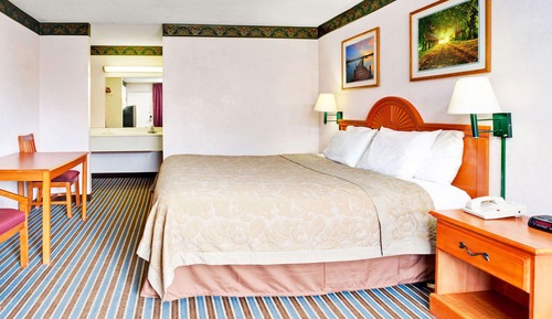 Room, 1 King Bed, Non Smoking, Refrigerator & Microwave, Accessible
