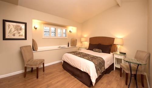 Deluxe Room, 1 Queen Bed, Jetted Tub