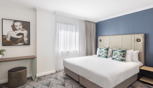 Deluxe Studio, 1 Queen Bed (Upper)