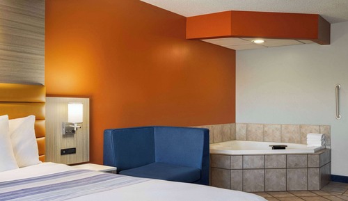 Deluxe Studio Suite, 1 King Bed, Non Smoking