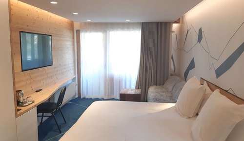 Deluxe Room, 1 King Bed, Non Smoking, Mountain View