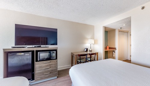 Room (Studio, 2 Queens, Oceanfront)